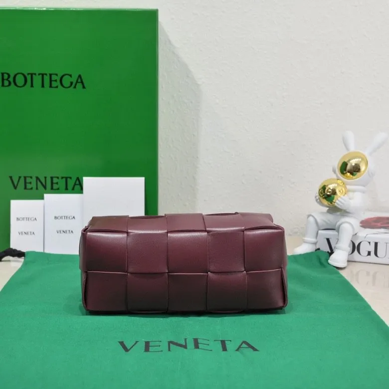 Batch 1420 BV autumn and winter beautiful armpit bag, breaking your definition of armpits BOTTEGA's new BRICK CASSETTE is small and exquisite, breaking the definition of underarms without capacity. It is no longer a small waste bag, but also a classic woven style. Why not buy such a bag? The soft sheepskin material shows a sense of luxury. Style number: 9305 Size: 23.5*10*10cm